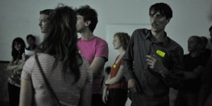 "No choice, don't watch this" - Peter Mills tanzt zwischen den Zuschauern