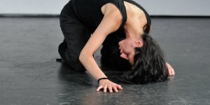 Auf engstem Raum agiert Irene Accardo in "2111 - a time capsule"