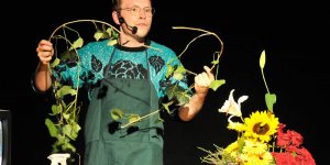 Mit einem 'Baumwürger' vollendet Hendrik Quast das eigene Trauergesteck 