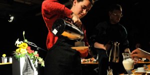 Kaffee für die Trauergäste, eingeschenkt von Maika Knoblich und Hendrik Quast