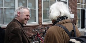 Wolfgang Sautermeister begrüßt die anreisenden Fluxisten (Julia Siebert)