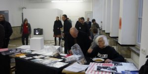 albrecht/d an seinem Fluxus-Stand (Postamt)