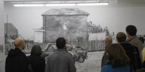 Publikum vor der fertiggestellten Wandzeichnung