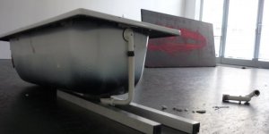 Ein Kunstwerk, kein Sperrmüll: Hier entsteht "Bath" von Aksel Jaatinen