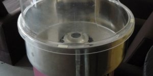 Herzstück des Süßigkeitenstands - die Zuckerwattemaschine