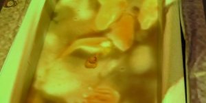 Pointierte Dialoge im Bad - Installation von Aksel Jaatinen