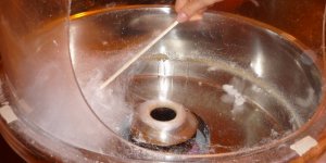 Flinke Finger, feines Gespinst und so süß - allerfrischste Zuckerwatte. 