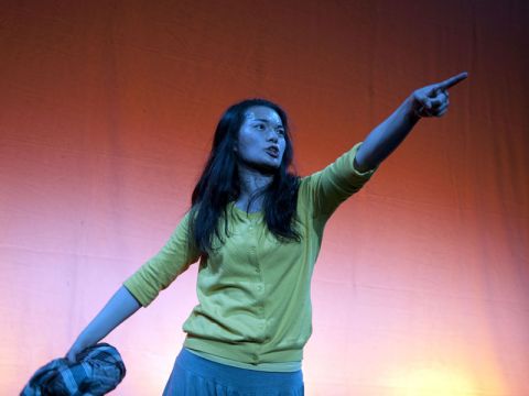 Künstlerin Bee Chang in der Theaterperformance "Blickakte" Bild: K.Schomburg