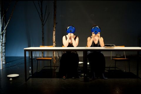 Teller, Scheitel, Bärtchen - fertig ist der Führer. Bild: Peter Empl